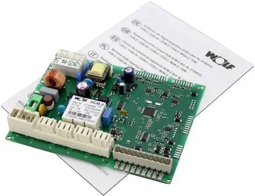 Regelungplatine von Wolf, ausgestattet mit mehreren elektrischen Komponenten und Anschlüssen, liegt auf einem Blatt Papier mit mehrsprachigen Artikelinformationen.